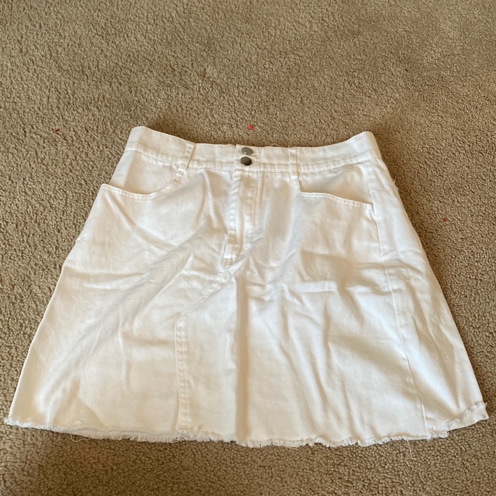 Cute white skirt!!
